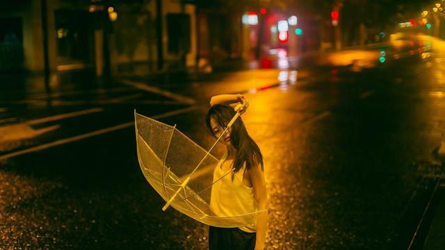 闲温一壶酒，与伊同醉六月雨！