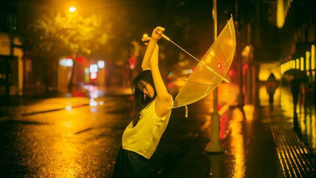 闲温一壶酒，与伊同醉六月雨！