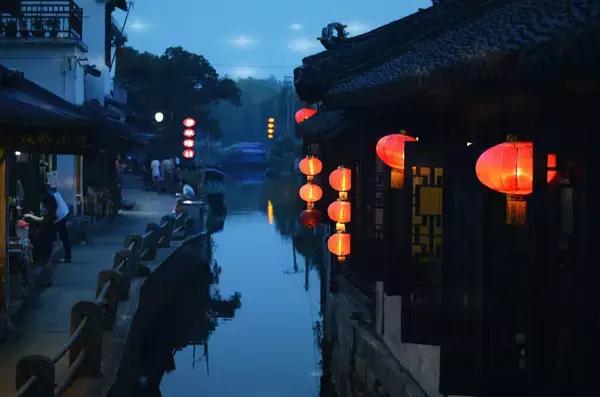 在心中为自己亮一盏灯，夜才不会显得那么长