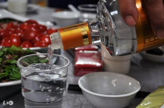 生活，是一杯白酒