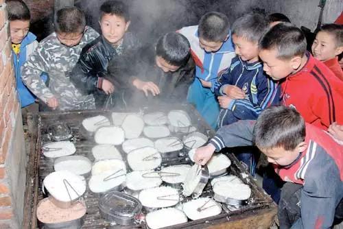 那些年，农村孩子上学带过的饭盒，吃过的人，看哭了