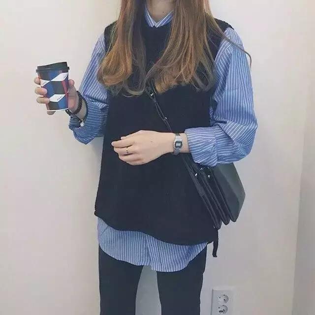 我不羡慕街上热吻的情侣 我只羡慕深巷里牵手的老人