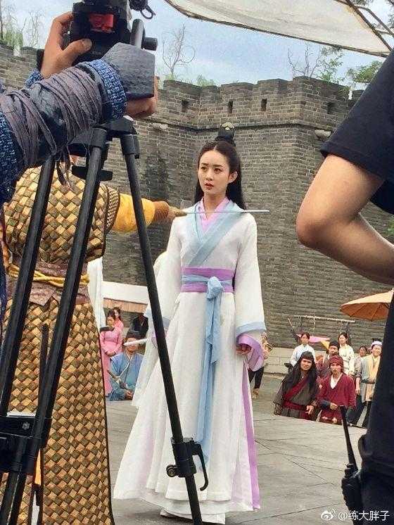 赵丽颖广告拍摄路透，网友：造型神似楚乔，路拍都这么美，这是嫦娥仙子？拍摄月饼广告？
