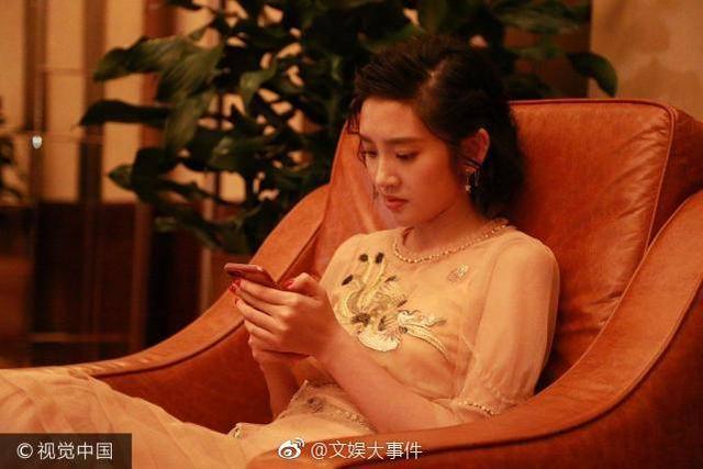 唐艺昕后台玩手机，网友：小姐姐好憔悴，好好休息啊