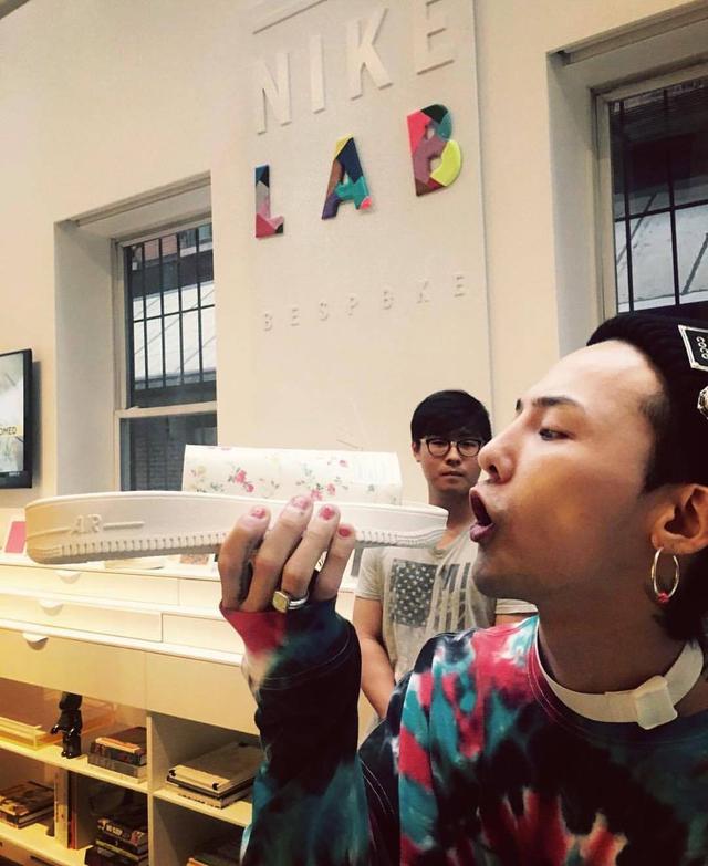 权志龙世界巡回演唱会新路透，网友留言：欧巴内八，太可爱了，太瘦了，注意身体，别吃鞋了，吃饭吧