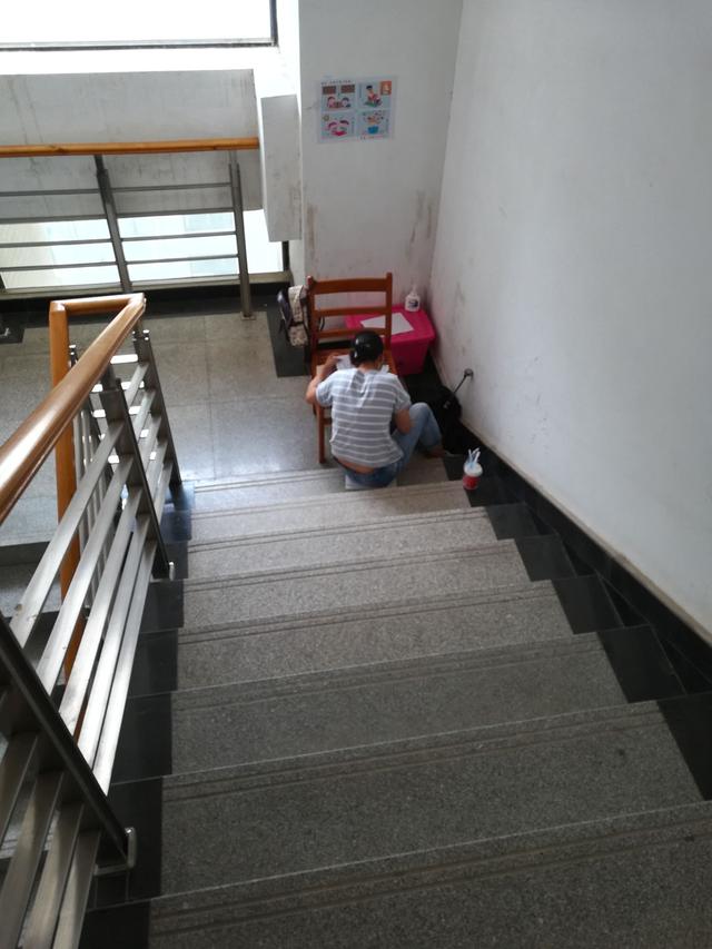 九张图书馆温暖图片，这才是中国大学生，这才是你们的孩子（张张戳心）
