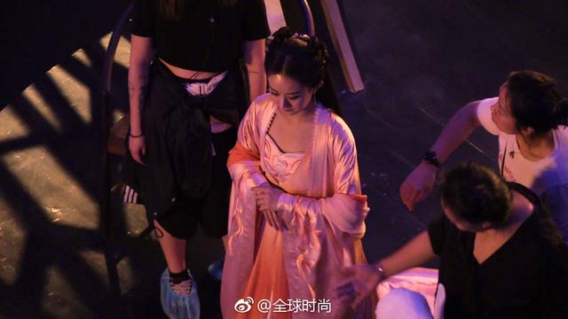 赵丽颖广告拍摄路透，网友：造型神似楚乔，路拍都这么美，这是嫦娥仙子？拍摄月饼广告？