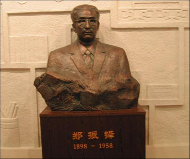 郑振铎一生搜书、藏书，爱书即爱国救书即救国
