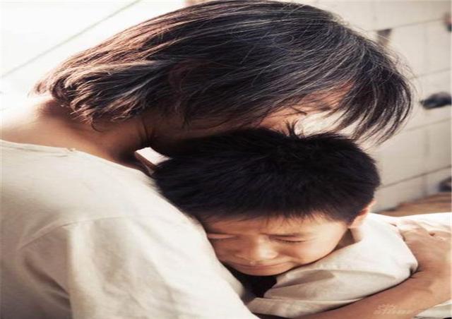 五岁孩子拿刀对着父亲，说他只是想保护母亲（故事）