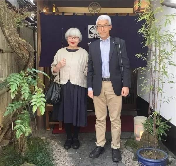 这对60多岁的老夫妇这样秀恩爱,吸引了几十万的粉丝,让全世界人羡慕!