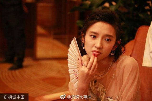 唐艺昕后台玩手机，网友：小姐姐好憔悴，好好休息啊