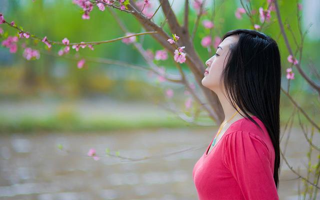 爱秋天落叶飞满天，更爱如秋人生