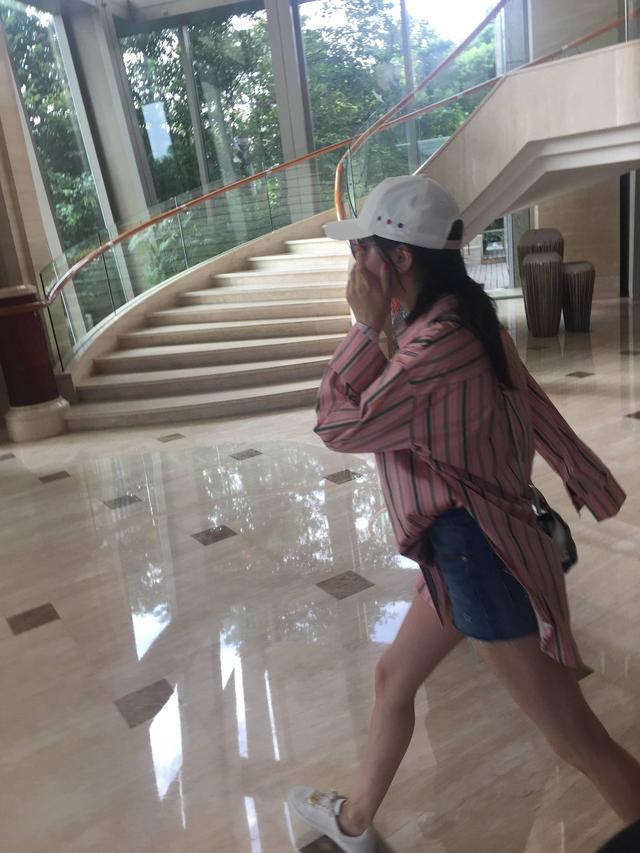 粉丝偶遇迪丽热巴，网友：腿长任性，再大步走鞋鞋就掉了