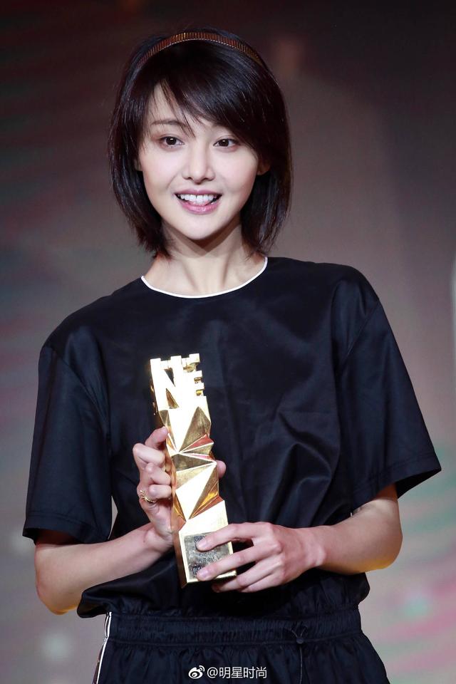 郑爽领奖台下换鞋，网友评论不一：没有明星架子，接地气，是股清流，做作，没家教的行为