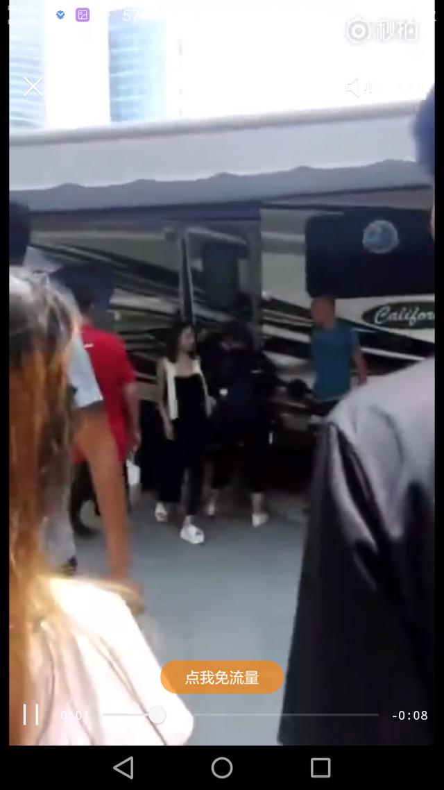 前方高能！赵丽颖新剧路透来袭，网友：衣服越来越美了，高糊的图也挡不住颖宝的美颜与曼妙的身姿