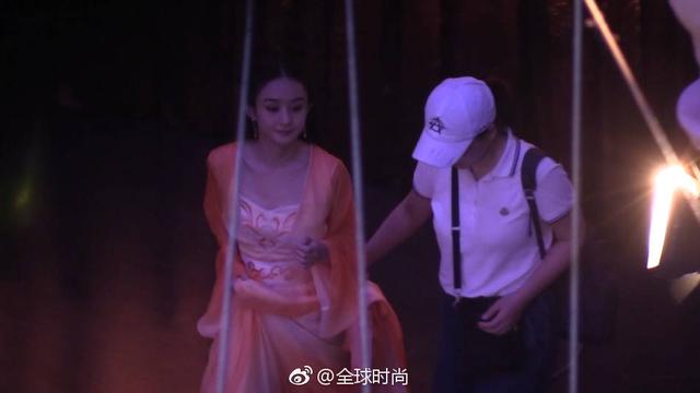赵丽颖广告拍摄路透，网友：造型神似楚乔，路拍都这么美，这是嫦娥仙子？拍摄月饼广告？
