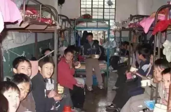 那些年，农村孩子上学带过的饭盒，吃过的人，看哭了