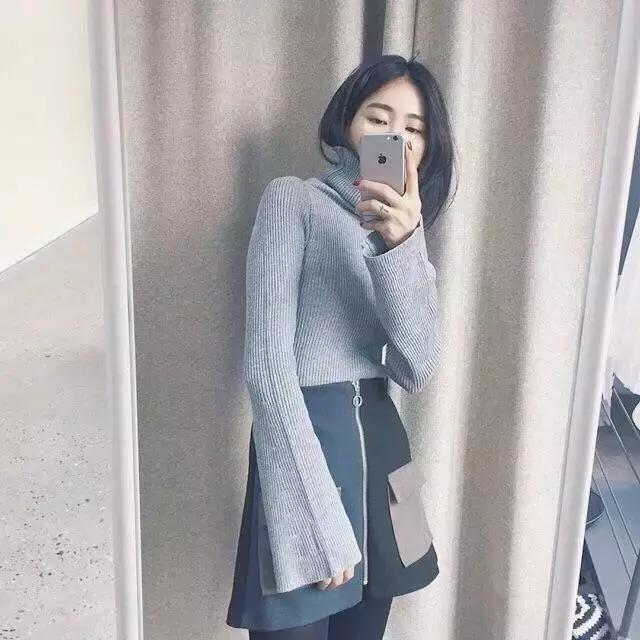 我不羡慕街上热吻的情侣 我只羡慕深巷里牵手的老人