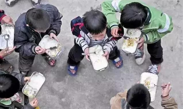 那些年，农村孩子上学带过的饭盒，吃过的人，看哭了