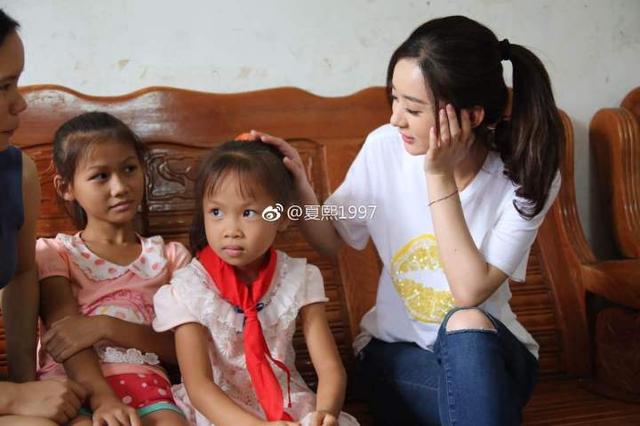 赵丽颖山区公益，网友：正能量偶像，笔芯