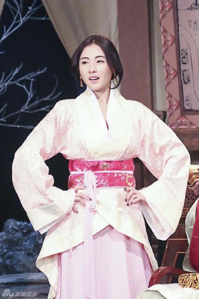 张柏芝古装出席《今夜百乐门》，真是美腻了