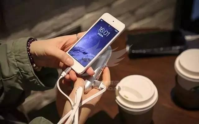 等待某一天我们其中一个人揭开这层纱，决定我们的结局