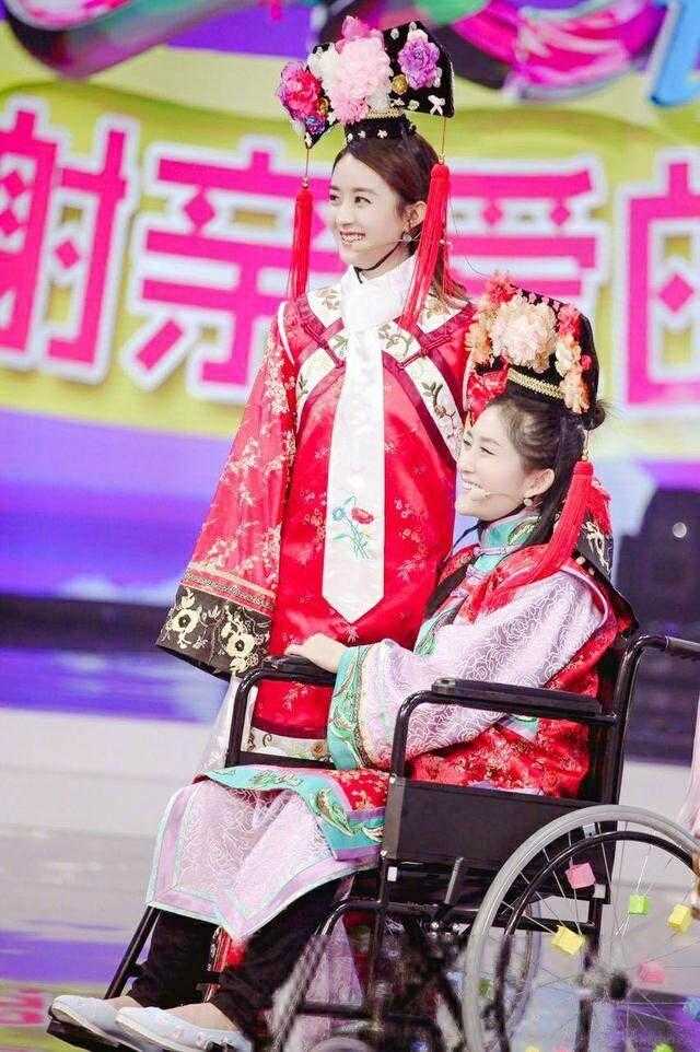 赵丽颖带伤上节目
