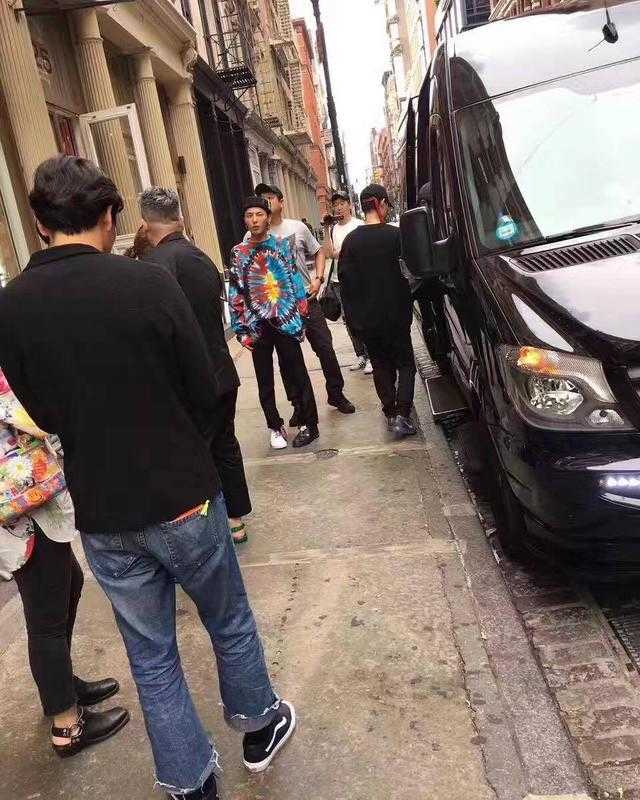 权志龙世界巡回演唱会新路透，网友留言：欧巴内八，太可爱了，太瘦了，注意身体，别吃鞋了，吃饭吧