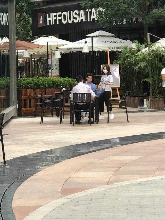 粉丝偶遇窦骁，网友：为什么随便逛了街就能遇到我男神，糊了也挡不住的帅