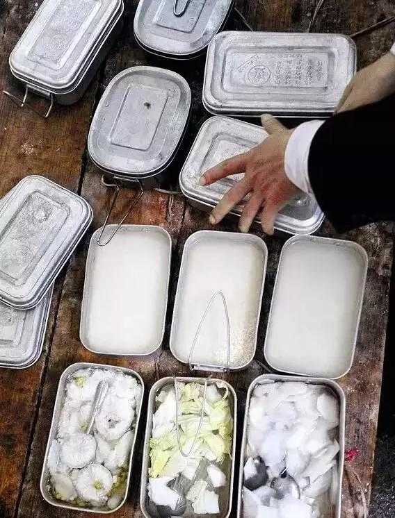 那些年，农村孩子上学带过的饭盒