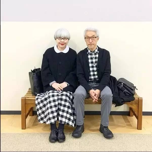 这对60多岁的老夫妇这样秀恩爱,吸引了几十万的粉丝,让全世界人羡慕!