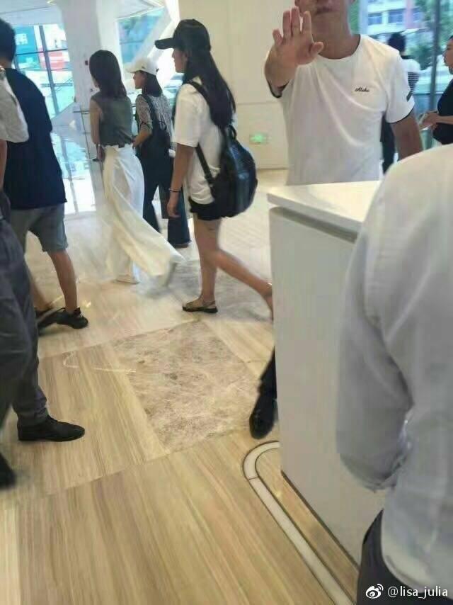 赵丽颖新剧路透曝光，网友：颖宝现代装实在太美了，期待林浅上线