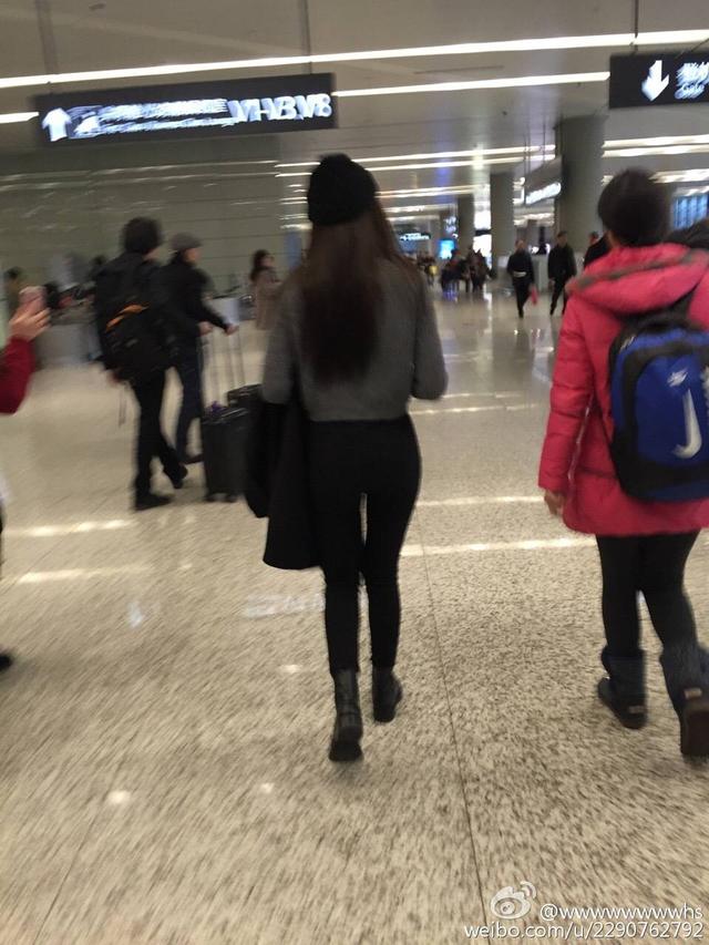 粉丝偶遇迪丽热巴，网友：腿长任性，再大步走鞋鞋就掉了