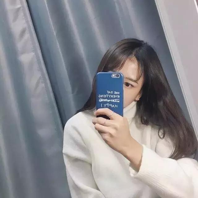 我不羡慕街上热吻的情侣 我只羡慕深巷里牵手的老人