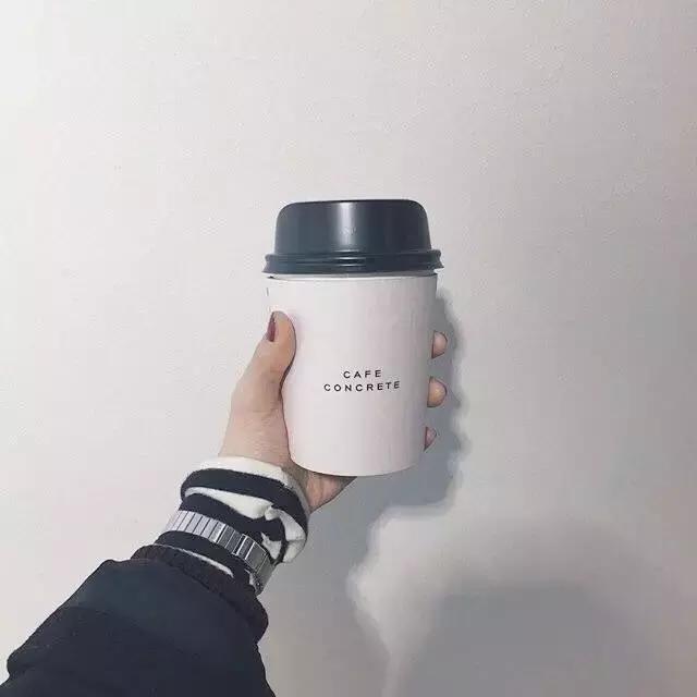 我不羡慕街上热吻的情侣 我只羡慕深巷里牵手的老人