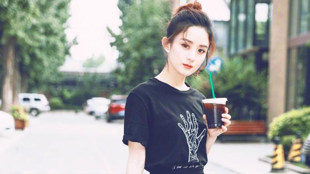 赵丽颖街拍新鲜出炉，网友：我要带你回家做壁纸，太撩人了，小甜包