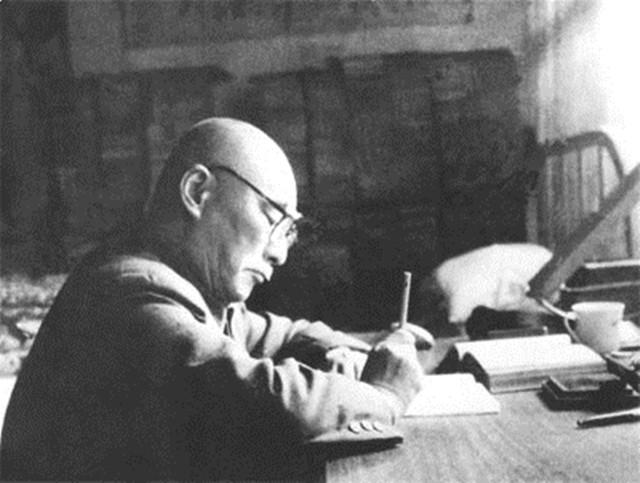 他从三岁就开始练字，背不出书就不能吃饭