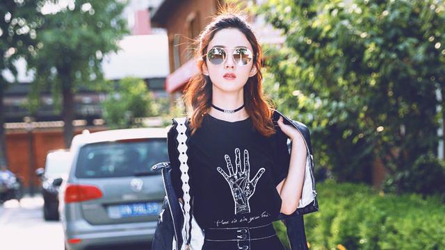 赵丽颖街拍新鲜出炉，网友：我要带你回家做壁纸，太撩人了，小甜包