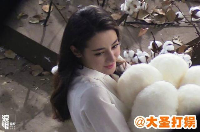 迪丽热巴手抱棉花拍摄广告，网友：我叫棉花，我是热巴手里的棉花