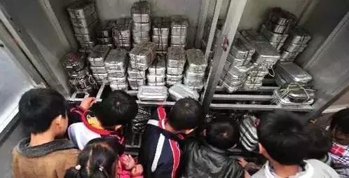 那些年，农村孩子上学带过的饭盒，吃过的人，看哭了