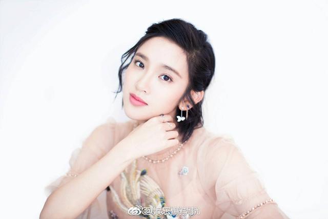 唐艺昕后台玩手机，网友：小姐姐好憔悴，好好休息啊