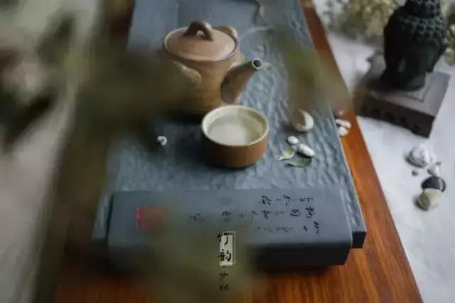 把茶杯放低一点