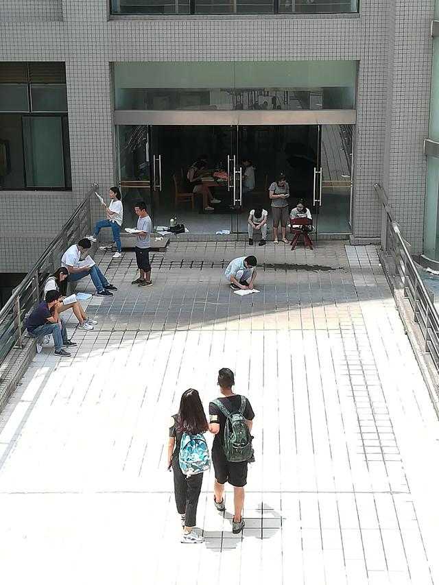九张图书馆温暖图片，这才是中国大学生，这才是你们的孩子（张张戳心）