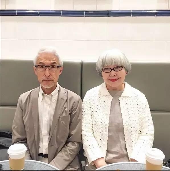 这对60多岁的老夫妇这样秀恩爱,吸引了几十万的粉丝,让全世界人羡慕!