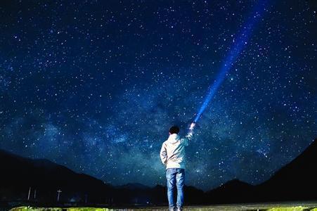 一个人仰望星空！