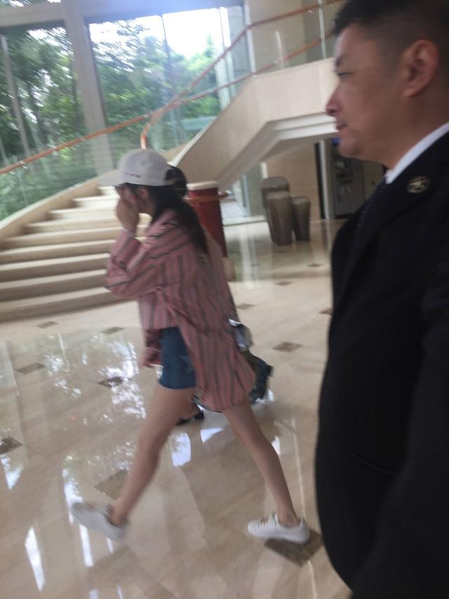 粉丝偶遇迪丽热巴，网友：腿长任性，再大步走鞋鞋就掉了