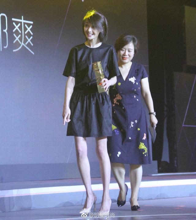 郑爽领奖台下换鞋，网友评论不一：没有明星架子，接地气，是股清流，做作，没家教的行为