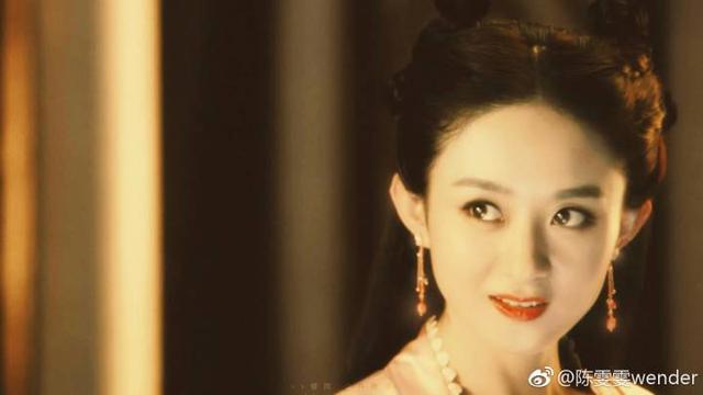赵丽颖德芙代言图曝光，网友：抱颖宝回家，瘦的都认不出了
