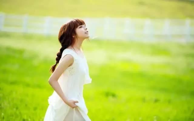 在空气中闻闻她的发香，却不敢凑上前去与她诉说心扉