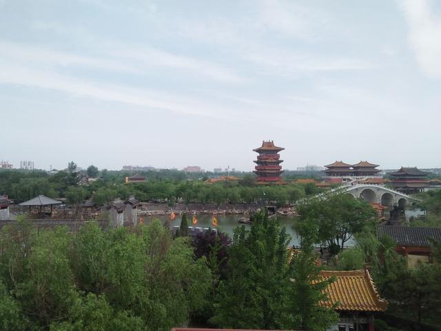 古城雨潇潇，清明上河游